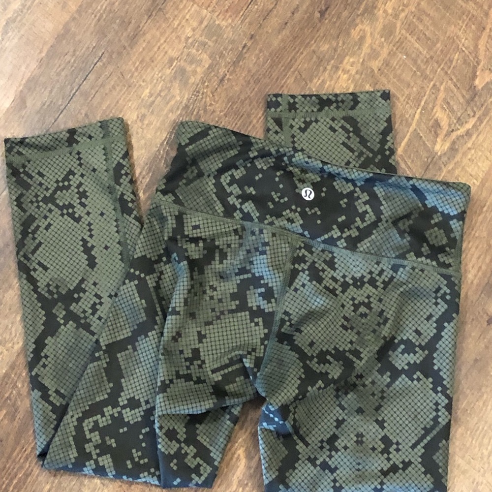 Lululemon size 4 excellent condition